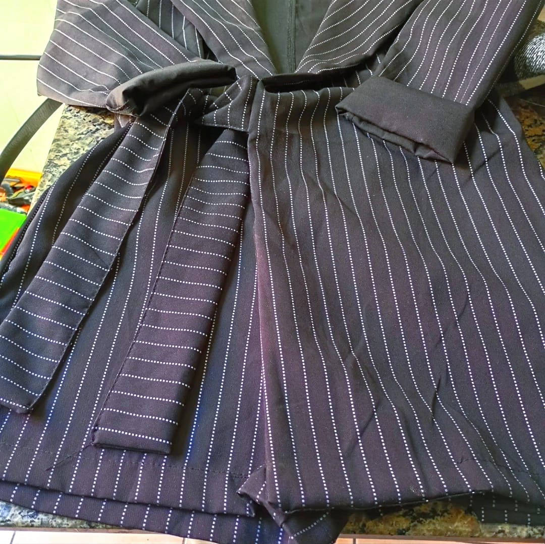 Detalhe de costura delicada em vestido de festa